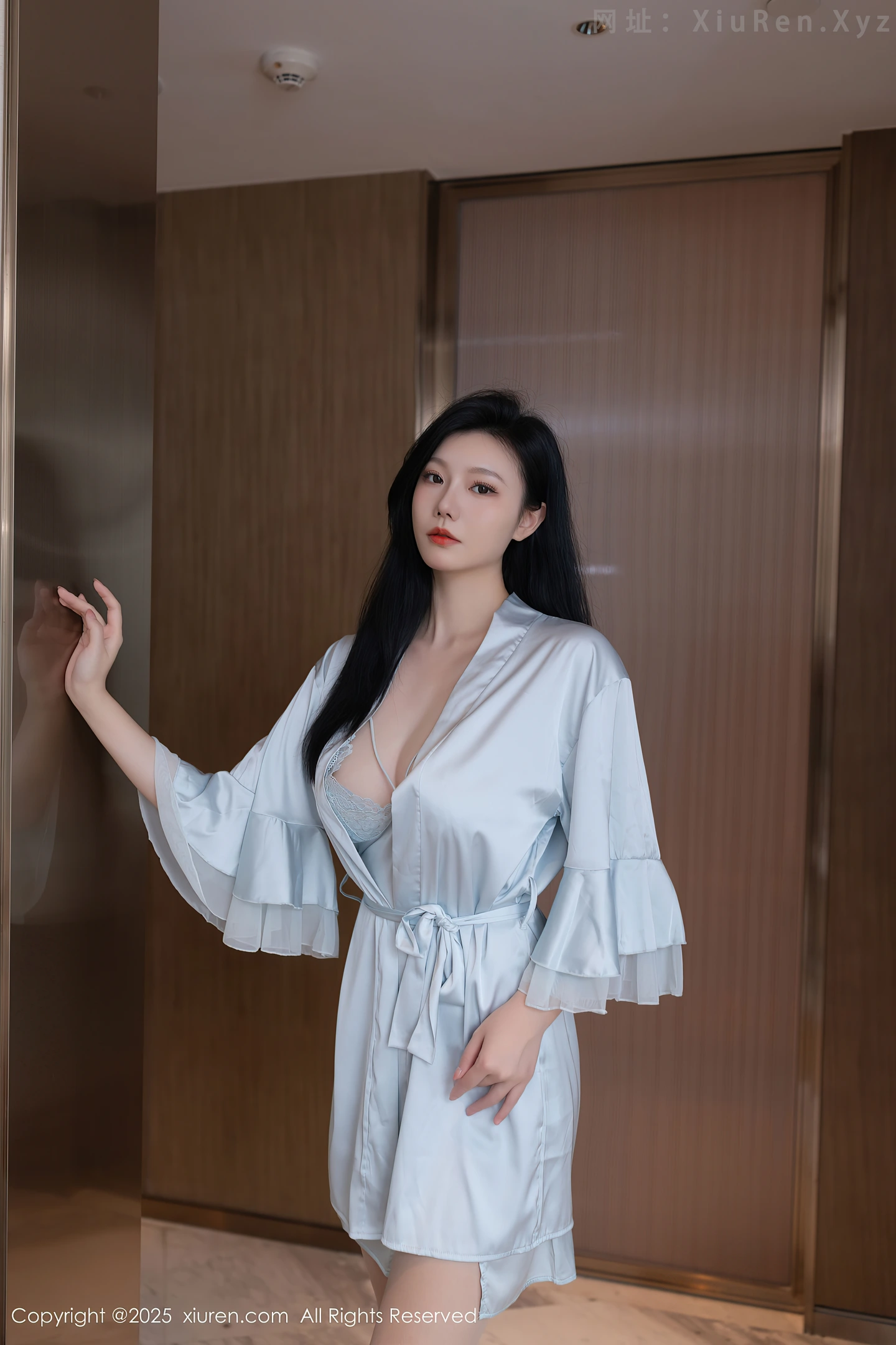 图片[2]-[XiuRen秀人网] VOL.10390 模特安然anran性感蓝色吊带睡裙配肉色丝袜秀曼妙身姿诱惑写真80P-秀人网官方网站